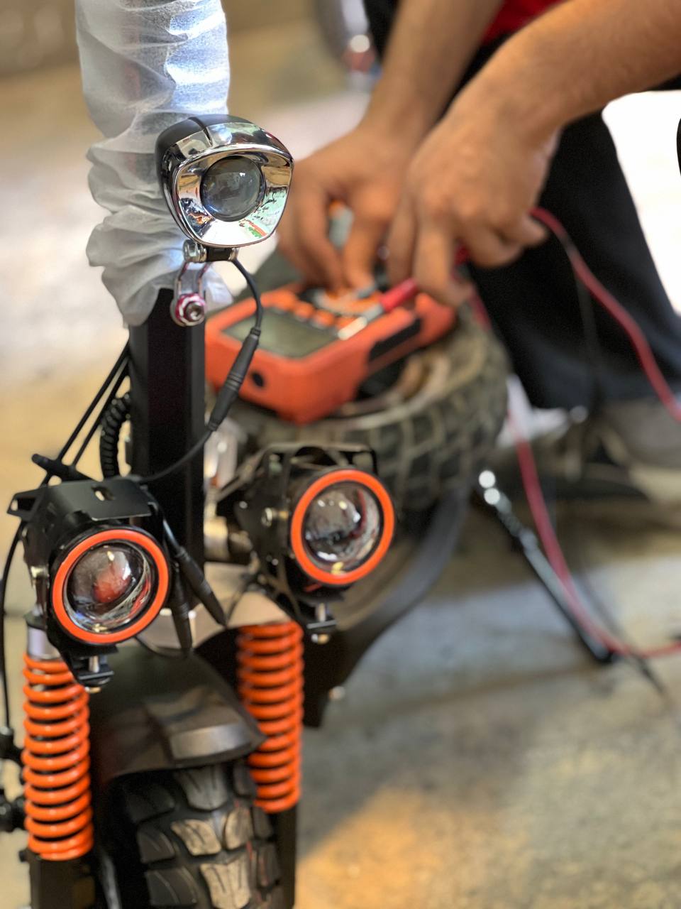 اسکوتر برقی چگونه کار می‌کند؟ آشنایی با اجزای اصلی و عملکرد آن